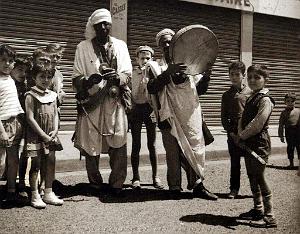 1953 GNAWA  TROUPE REDUITE DE PASSAGE A ORAN